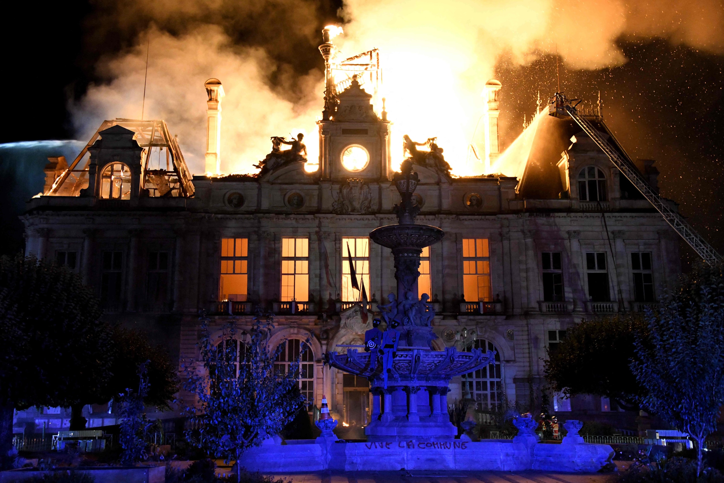 Stadhuis Limoges tijdens onderwijsprotesten in brand ...
