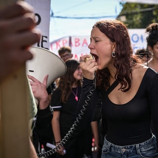 Terwijl jongeren in Europa protesteren voor betere rechten, eist het geweld de aandacht op