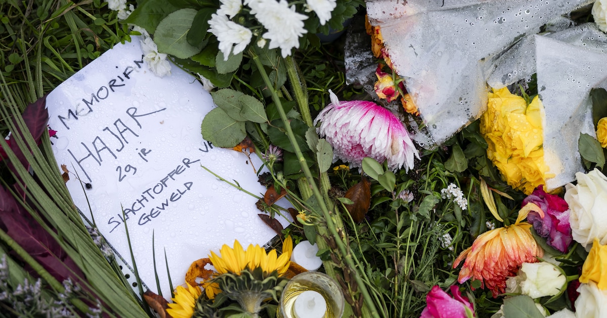 Bloemen en tranen op de plek waar Hajar gevonden werd. ‘Ze was iemands dochter, dat raakt mij heel e