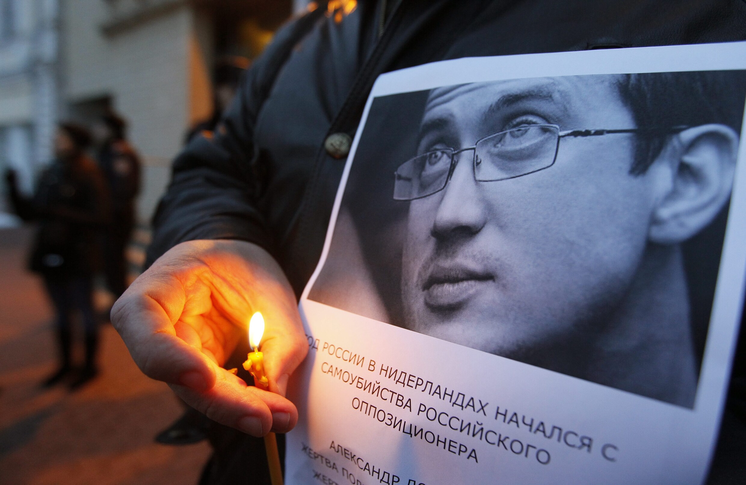 Een man herdenkt de Russische asielzoeker Aleksandr Dolmatov.