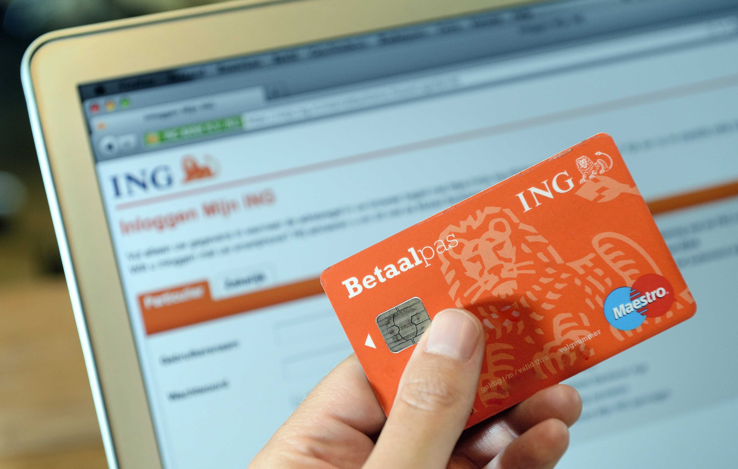 Klanten ING tijdelijk zonder werkende pinpas | Trouw