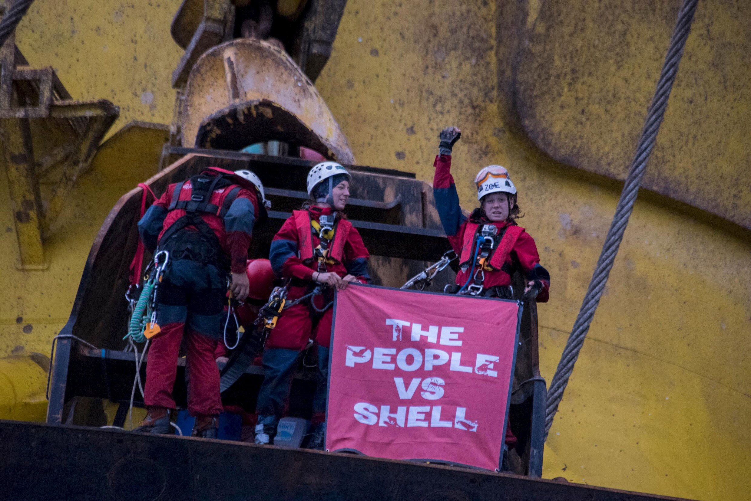 Slecht weer dwingt Greenpeace boorplatform Shell te verlaten | Trouw