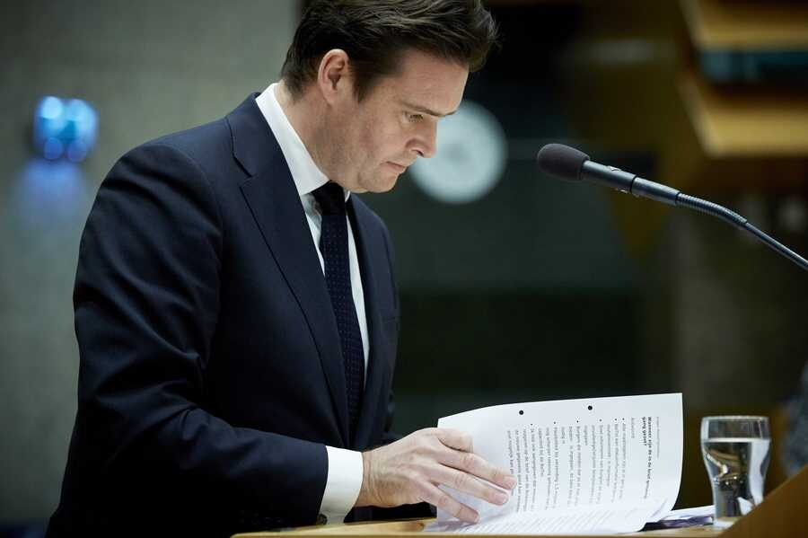 Staatssecretaris Weekers treedt af om toeslagenkwestie | Trouw