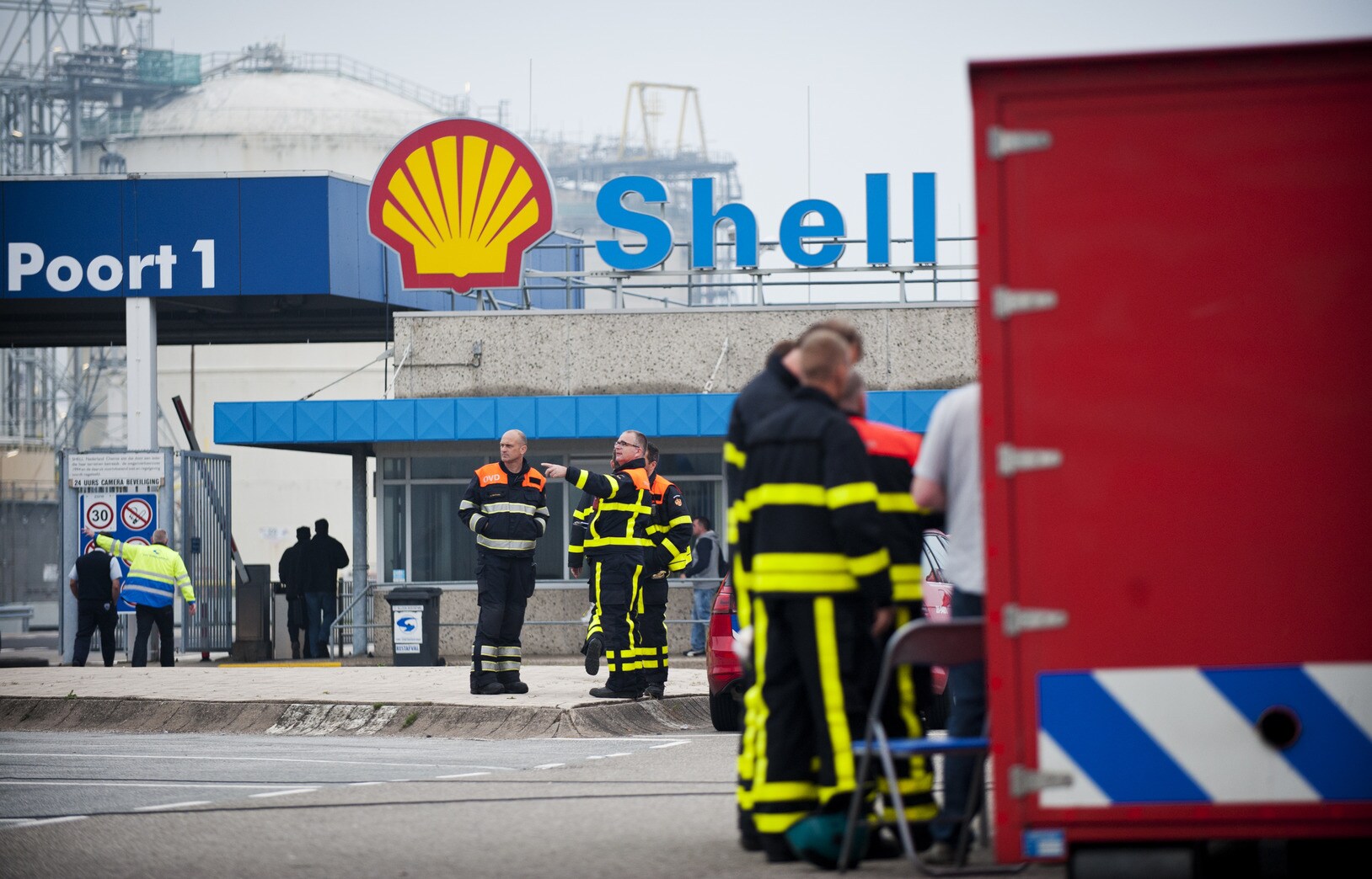 Geen gevaarlijke stoffen in water na explosie Moerdijk | Trouw