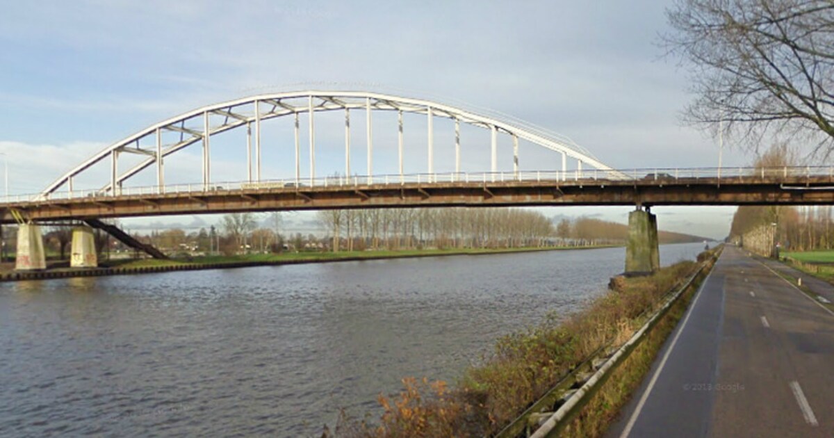 Uren vertraging bij vervanging brug