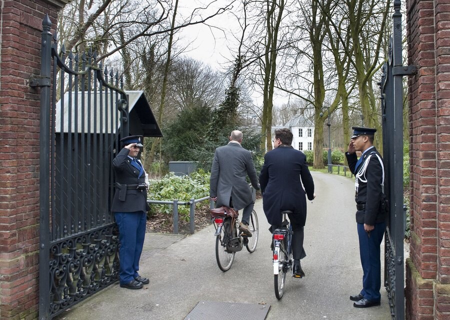 Rutte zwijgt over Catshuissessies | Trouw