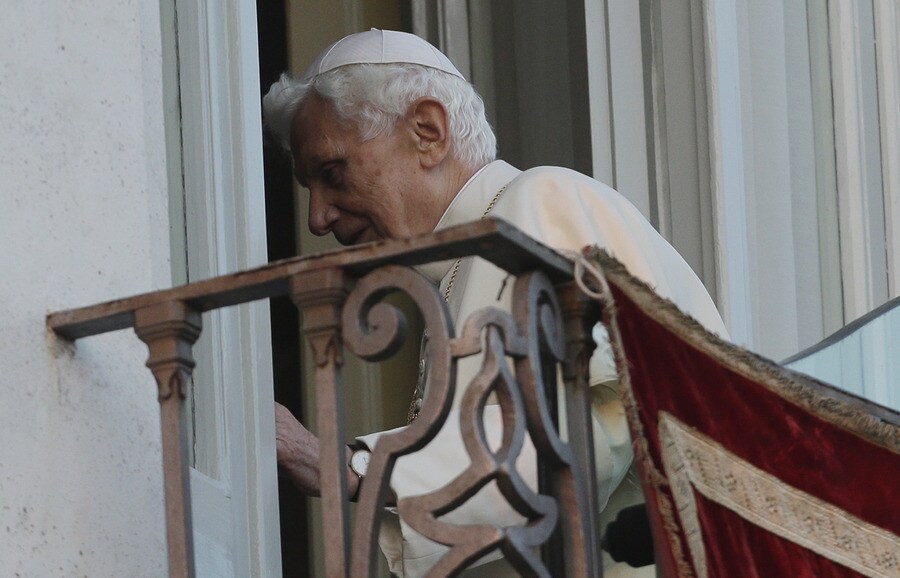 Benedictus XVI is paus af | Trouw