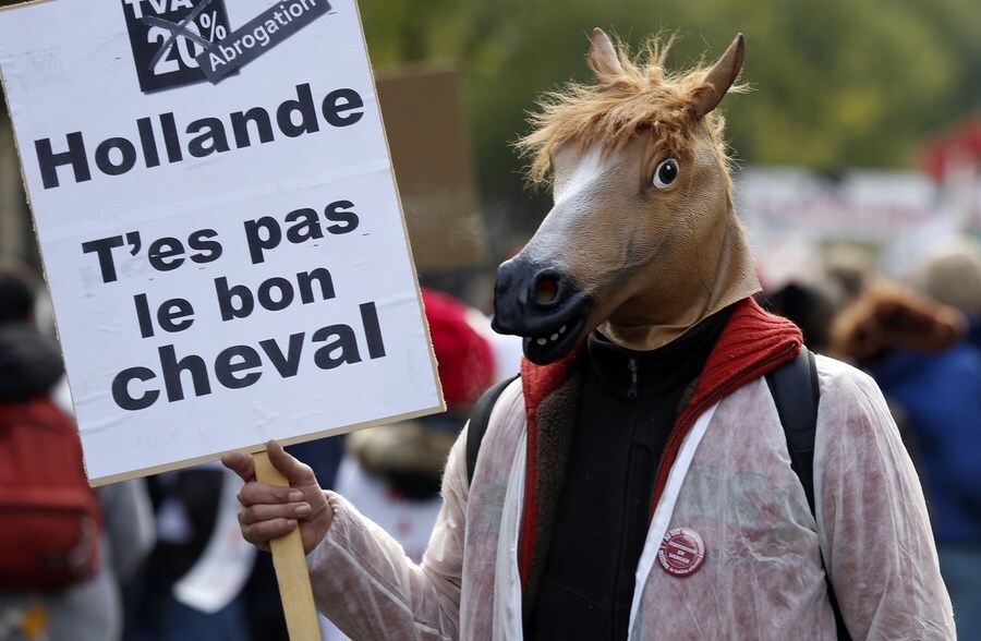 Woedende Franse ruiters de straat op, met paard en pony | Trouw