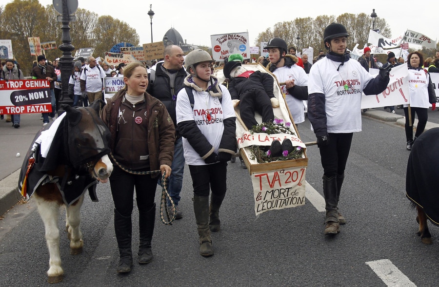 Woedende Franse ruiters de straat op, met paard en pony | Trouw