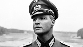 De verteller is een dandy-achtige nazi - en een volstrekte egoÃ¯st. (Marlon Brando in 'The young lions'. Foto Bettmann, Corbis.)