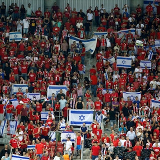 Hapoel-supporters toch in Alkmaar; activisten eisen boycot hotel