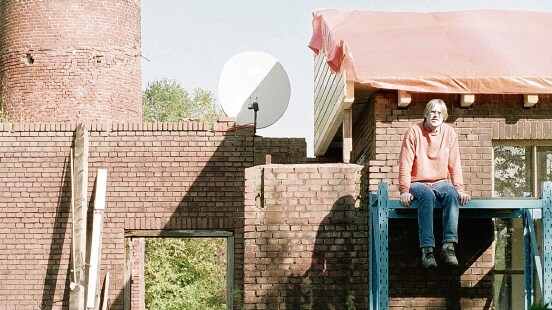 Gerard Stinissen bij zijn geliefde verblijfplaats, de oude steenfabriek. November 2001. (FOTO REYER BOXEM)