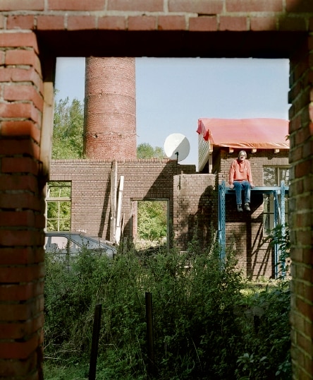 Gerard Stinissen bij zijn geliefde verblijfplaats, de oude steenfabriek. November 2001. (FOTO REYER BOXEM)