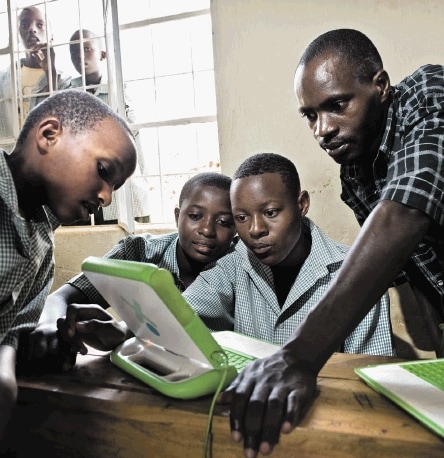 Rwanda deelt laptops uit aan scholieren | Trouw