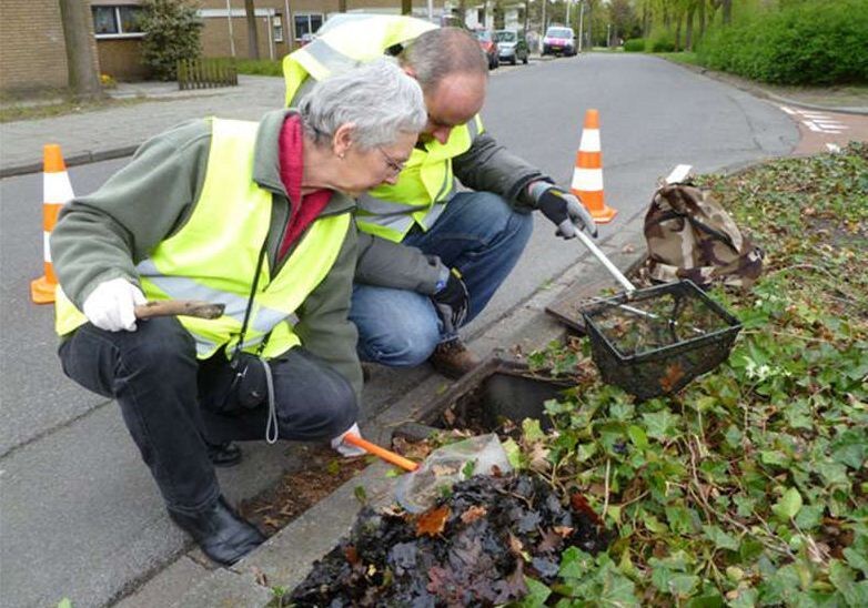 Projectleider Annemarie van Diepenbeek met een van de vrijwilligers.