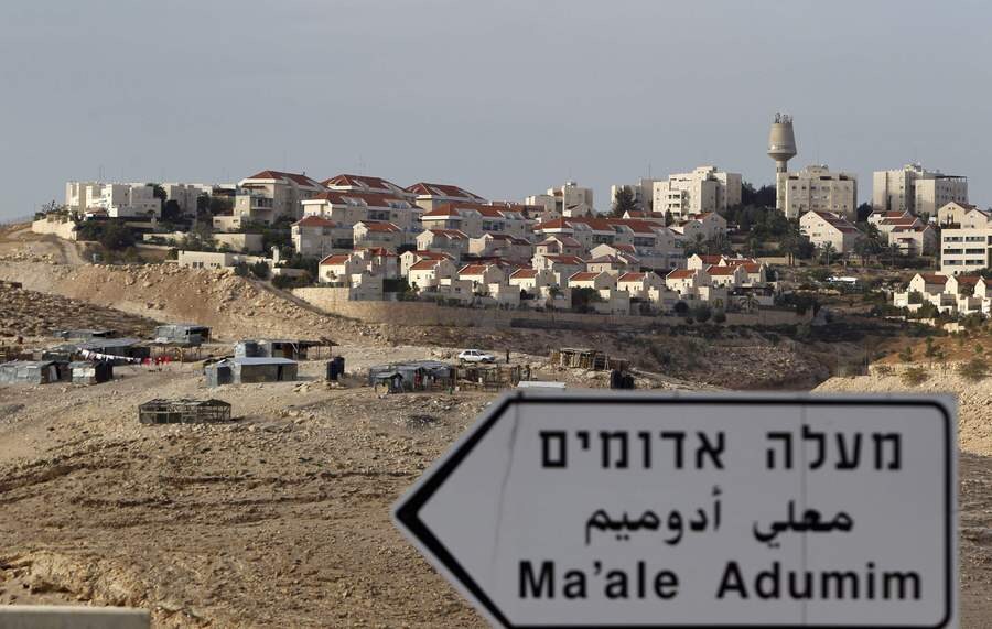 De Joodse nederzetting Maale Adumim. Op de voorgrond een bedoeïnenkamp.