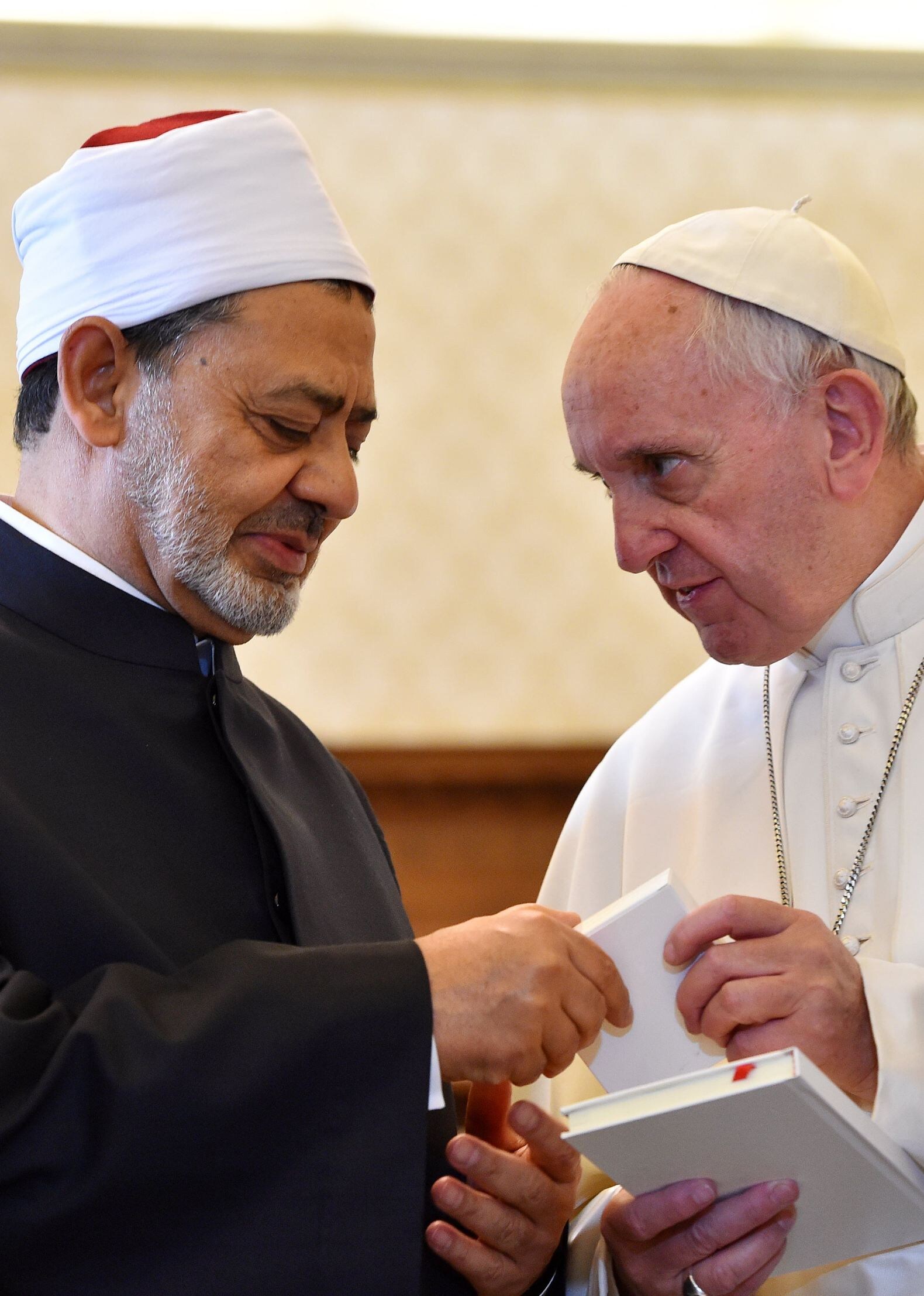 Twee van de belangrijkste religieuze leiders zijn weer vrienden