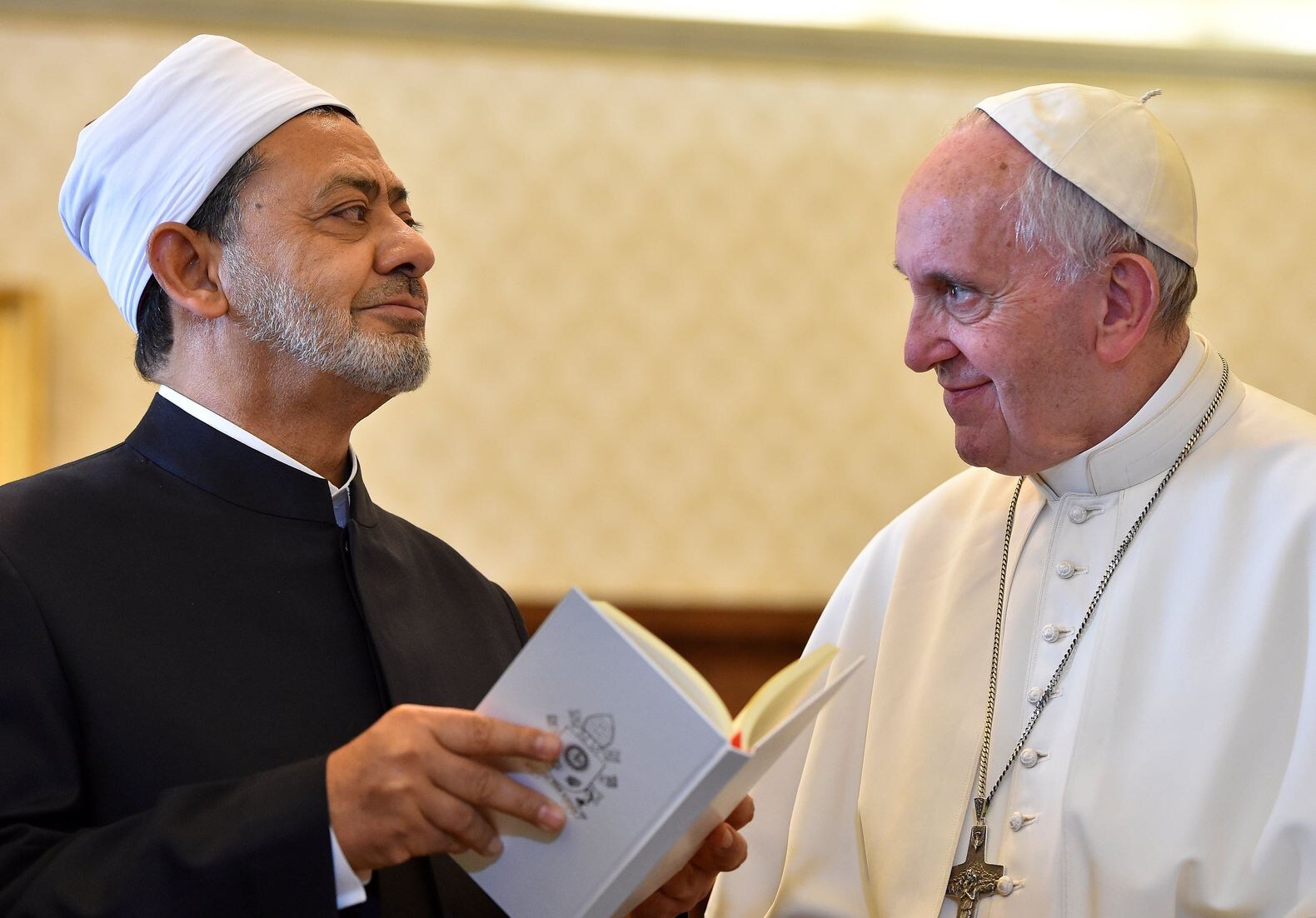 Twee van de belangrijkste religieuze leiders zijn weer vrienden
