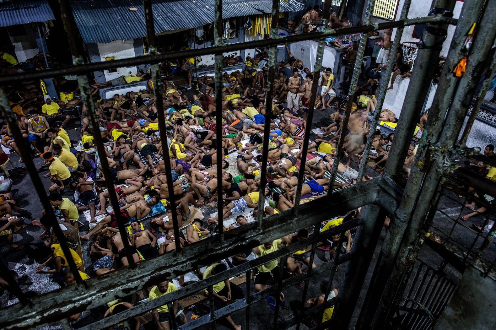 Vluchten naar overbevolkte, gevaarlijke cellen in de Filipijnen