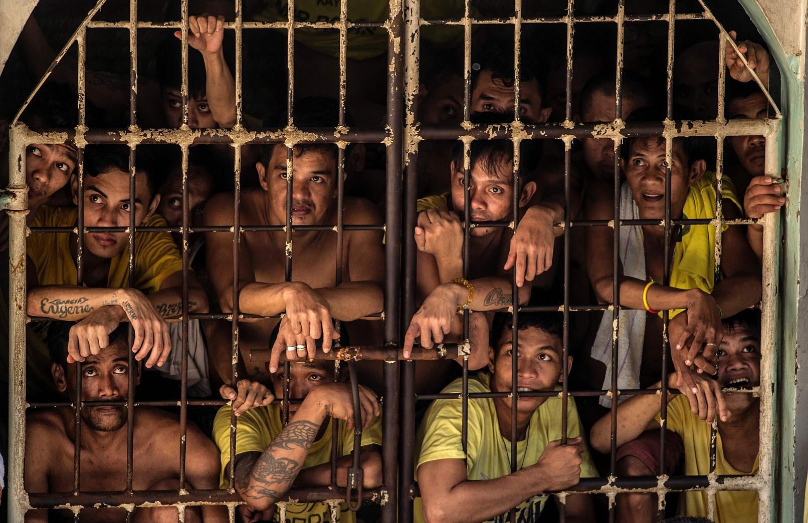 Vluchten naar overbevolkte, gevaarlijke cellen in de Filipijnen