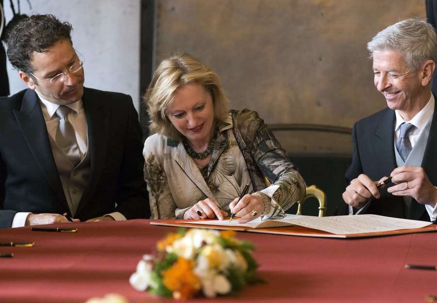 Minister Jet Bussemaker van onderwijs, geflankeerd door partijgenoten Dijsselbloem en Plasterk.