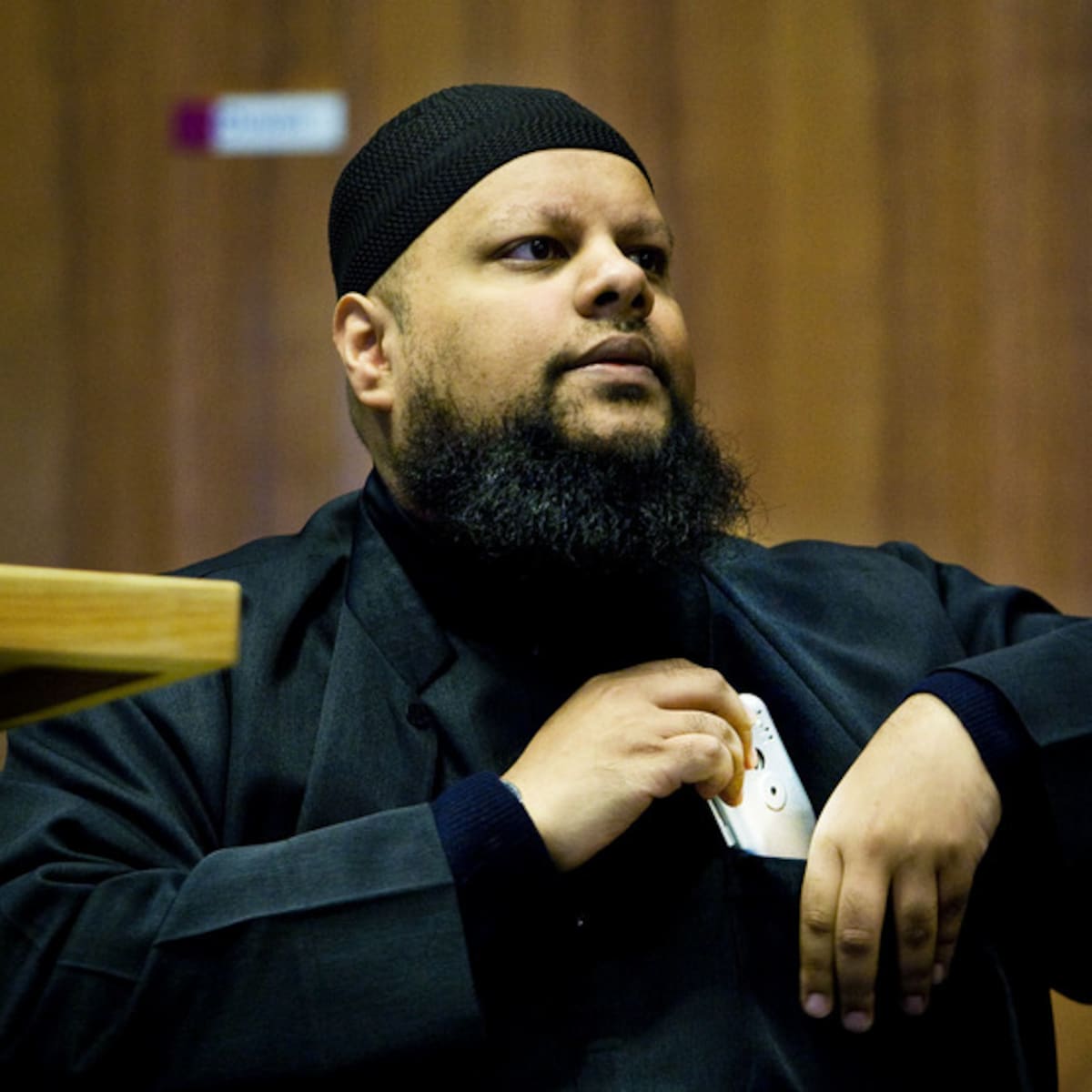 de-orthodoxe-moslim-en-advocaat-mohammed-enait-in-het-paleis