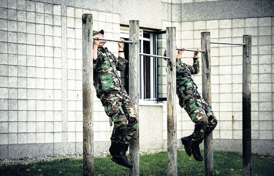 Defensie stroomt sneller leeg dan geraamd | Trouw
