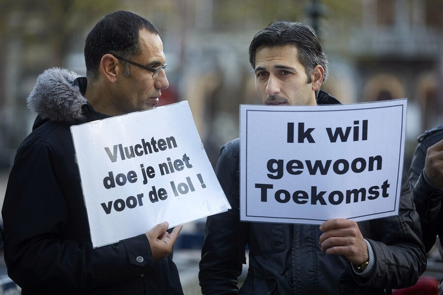 Vluchtelingen die in het Haagse Vluchthuis wonen, demonstreren op Het Plein voor begrip voor hun situatie.