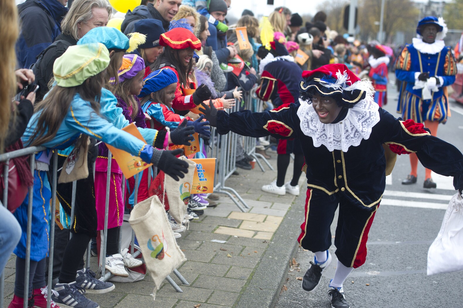 Stroopwafelpiet En Kaaspiet Als Compromis Bij Intocht | Trouw