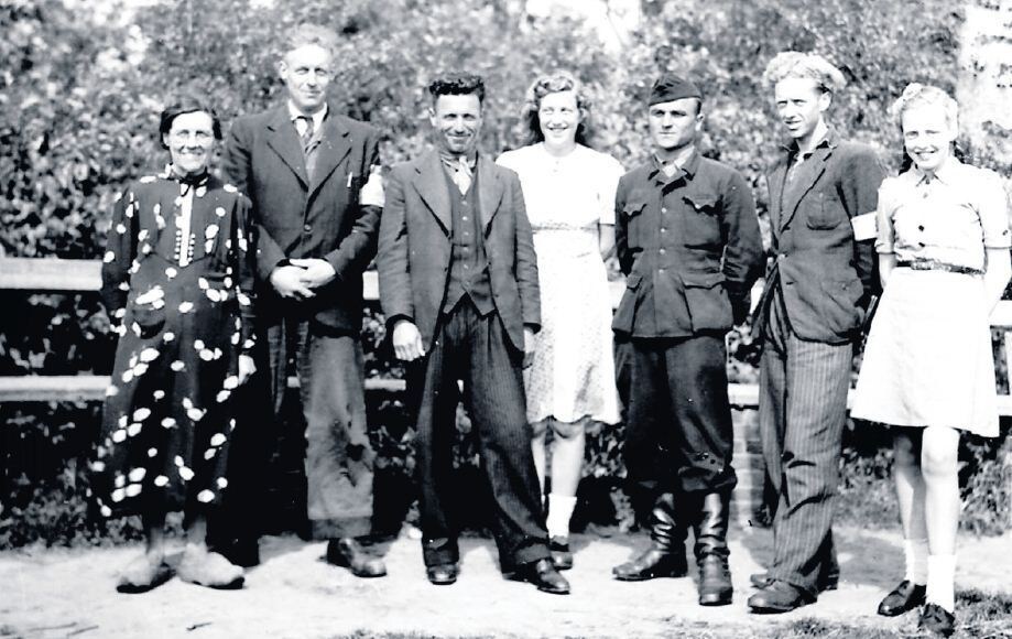 Juni 1945. Twee Georgiërs poseren in Oosterend op Texel waar ze onderge-doken zaten bij Jo Dros (uiterst links) en Lodewijk Bremer (tweede van links, opa van Lodewijk Dros).