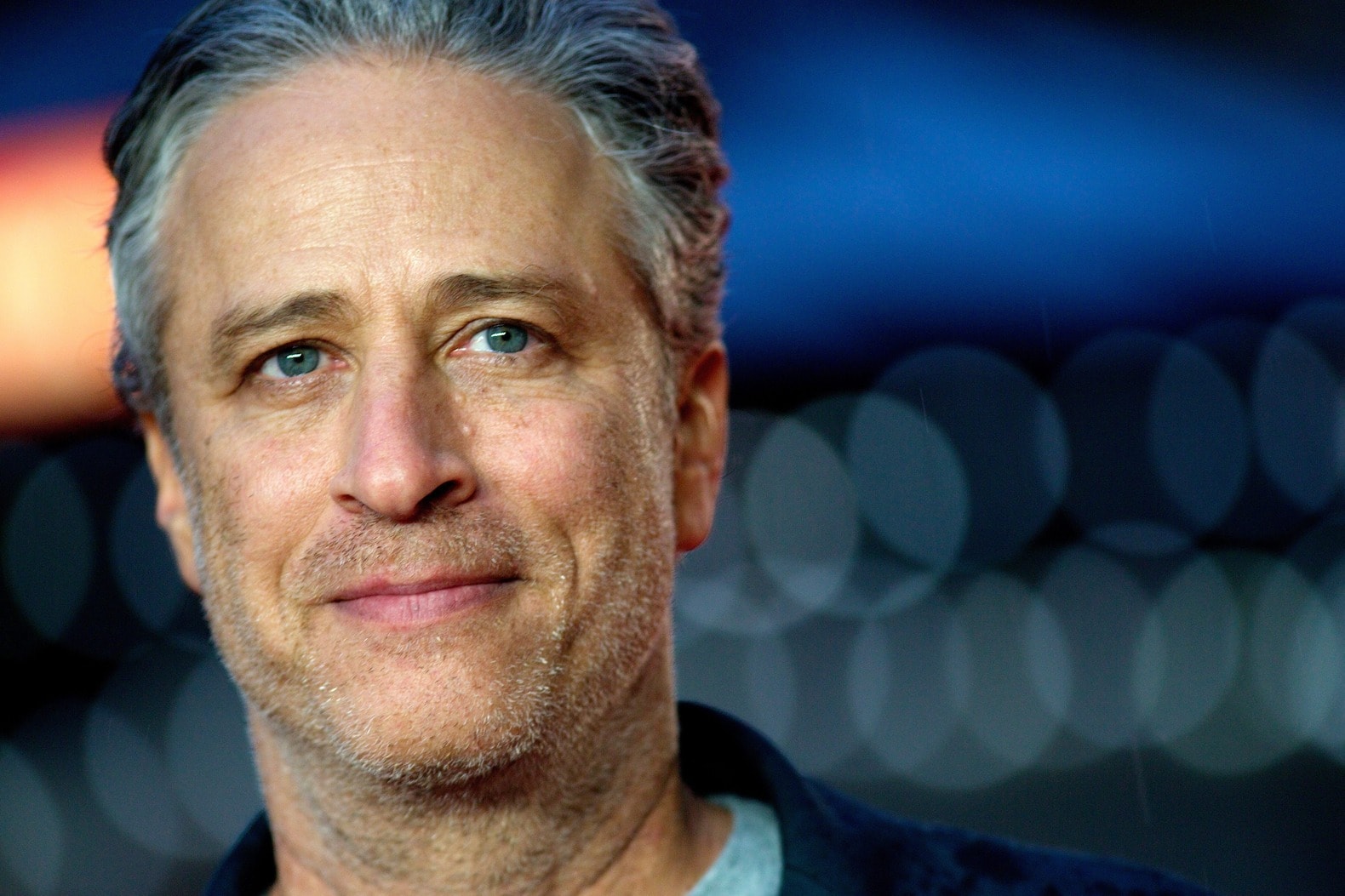 Jon Stewart is op zijn sterkst in het oog van een pijnlijke storm | Trouw