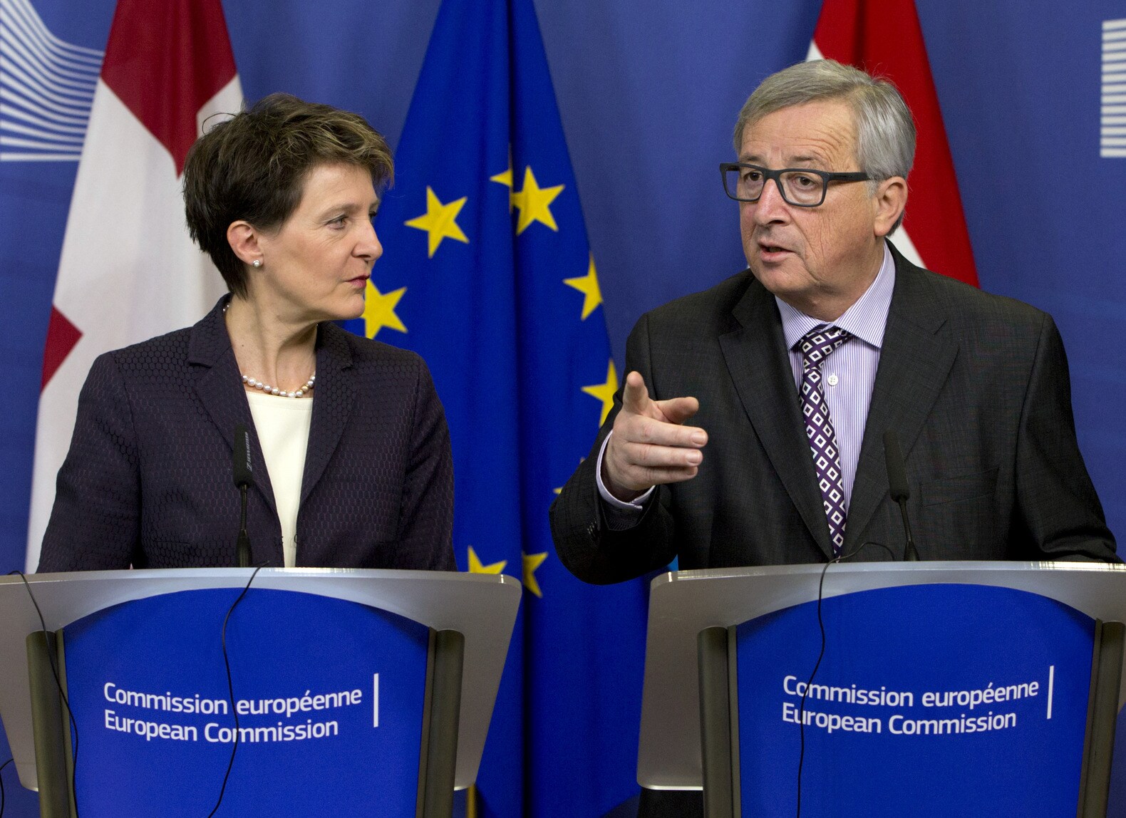 De voorzitter van de Europese Commissie Jean-Claude Juncker (rechts) met Simonetta Sommaruga, president van Zwitserland.