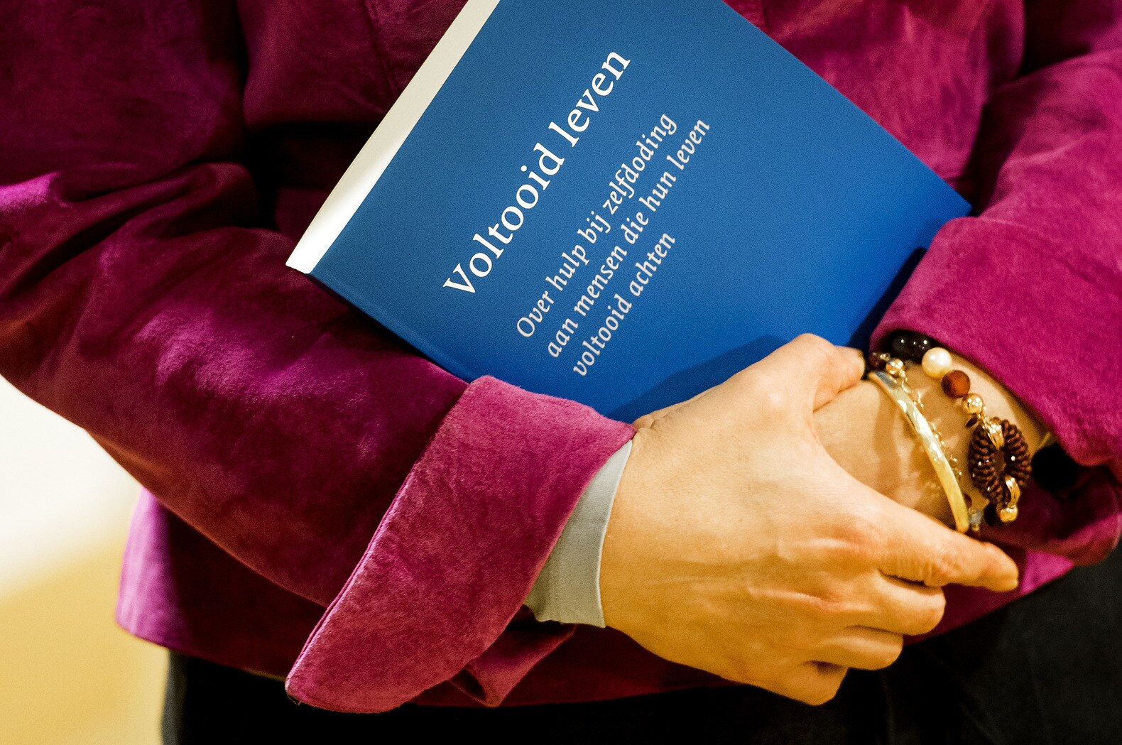 Minister van Volksgezondheid, Welzijn en Sport, Edith Schippers, kreeg 4 februari een advies van Voltooid Leven over de juridische mogelijkheden en maatschappelijke dilemma's omtrent hulp bij zelfdoding.