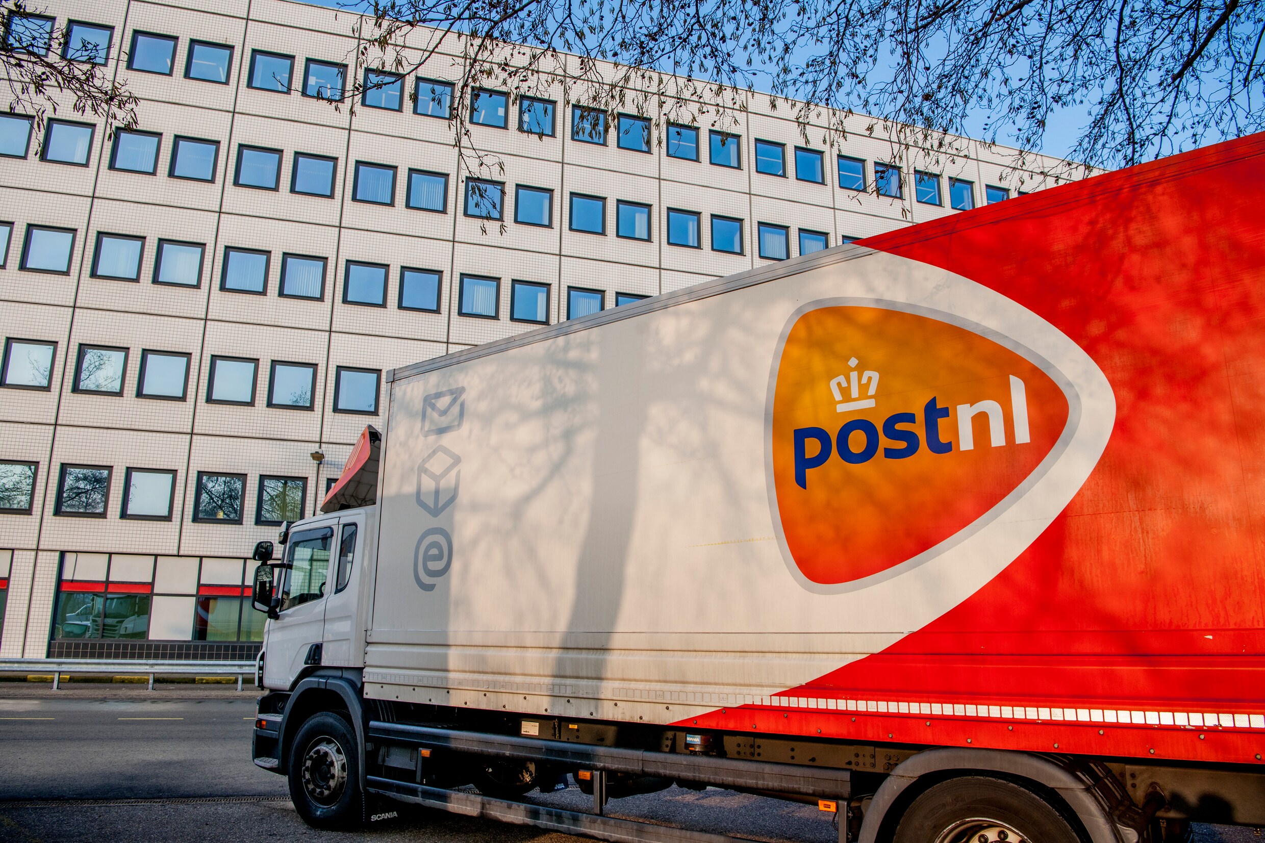 PostNL: Postbodes Eruit, Pakketbezorgers Erbij | Trouw