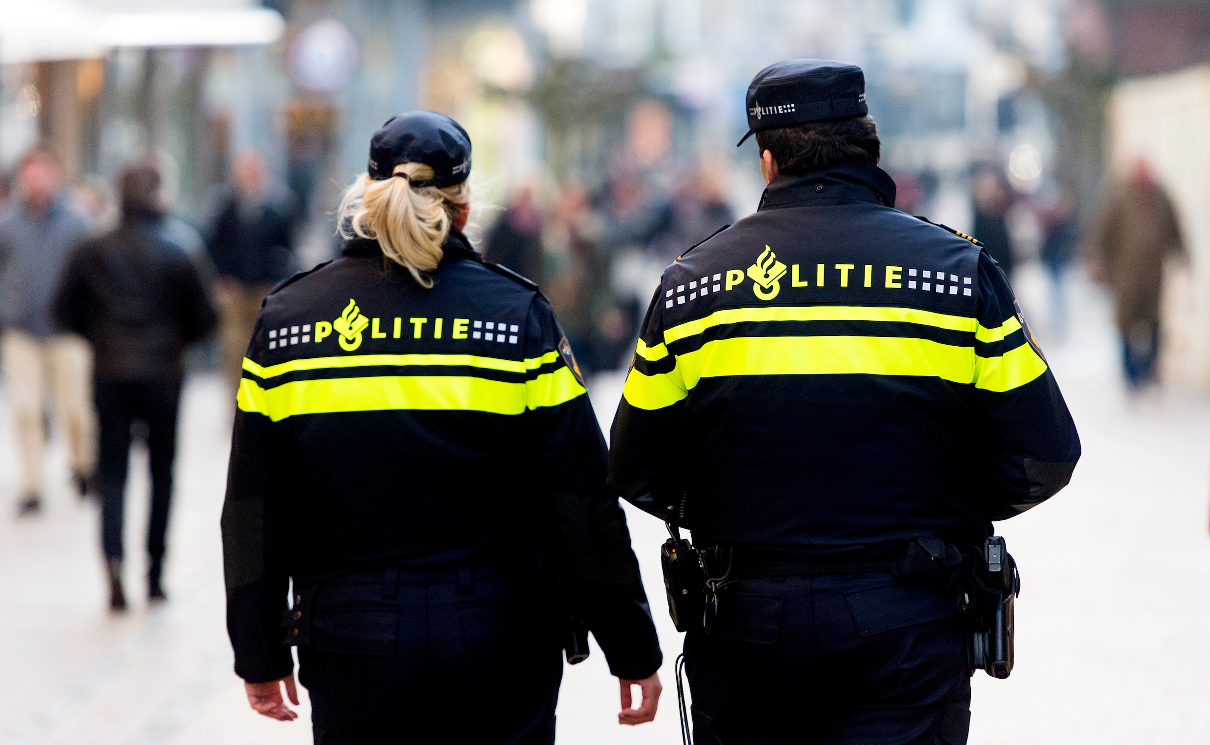Politieagenten en Douane tijdens controle op straat