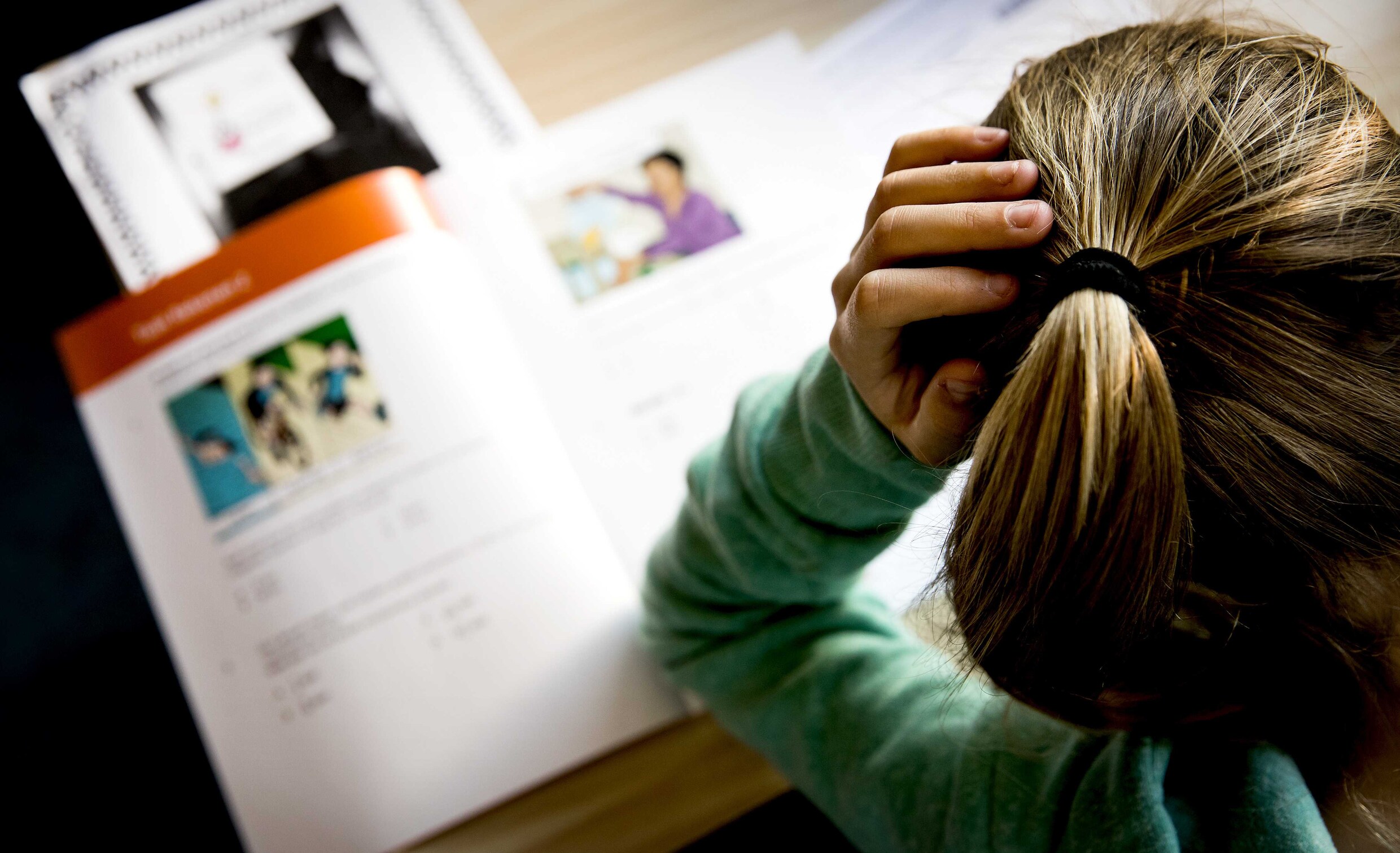 Een leerling van groep 8 buigt zich over een eindtoets.